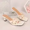 Pantuflas de Verano de Punta Cuadrada y Tacón Medio para Uso en Exteriores 2026 Nuevas Sandalias de Malla Transpirable Europeas y Americanas de Una Sola Tira para Mujer Venta al por Mayor