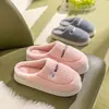 Pantuflas de Algodón para Mujer en Otoño e Invierno Nuevo Estilo para Hogar Uso Interior Cálidas con Forro Polar Suela Gruesa Antideslizantes Zapatos de Algodón y Lana para Hombre Venta al por Mayor