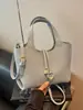 Elegante y moderno bolso tipo cubo para mujer, nuevo bolso de un solo hombro, 2026 verano, color sólido, piel suave, bolso cruzado súper popular