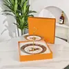 Serie Ogmatu Vajilla de Porcelana Hueso Plato para Comida Occidental Plato de Postre Plato para Pastel Plato para Brochetas Taza de Café y Platillo Caja de Regalo