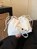 Nova Bolsa Transversal de Pelúcia Bordada com Desenho Animado Fofo 2024 para Mulheres, Bolsa de Ombro com Design Único, Bolsa de Mão Moderna e Versátil