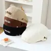 Chapéus Infantis Primavera e Verão Finos Estilo Coreano Boina Versátil para Meninos e Meninas com Letras Bordadas Boné Estiloso da Moda