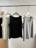 Macio e confortável! Simples e elegante, decote U que afina com costura central nas costas, cor sólida preta, branca e cinza, caimento justo, regata de alta elasticidade