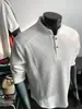 Camiseta negra texturizada de corte regular con cuello Henley y manga larga para hombre, una elegante prenda de otoño para capas, adecuada como capa interior o como polo/sudadera