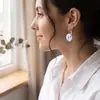 Nuevas y modernas joyas transfronterizas de alta gama para mujer, elegantes y ligeros pendientes de botón de lujo con incrustaciones de circonita, cierres de oreja y pendientes, directamente del fabricante