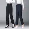 Nueva colección de otoño de pantalones de pierna recta para mujeres de mediana edad y mayores, con cintura alta, corte holgado, efecto adelgazante, cintura elástica y un estilo relajado y casual en color café.