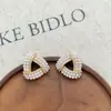 Brincos de Triângulo Geométrico com Pérolas Estilo Coreano e Japonês de Luxo Leve, Brincos Versáteis de Design de Nicho Exquisitos e Modernos para Mulheres