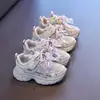 Tênis branco para meninas, nova coleção outono 2026, com estampas de desenhos animados, solas macias, material respirável, fechos de velcro, estilo versátil e solas grossas para uso casual e esportivo.