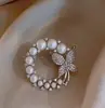 Broche Coração de Pérola com Design Único 2025 Novo Tendência Outono e Inverno Corsage Exclusivo para Mulheres Coreanas Acessórios de Alfinete