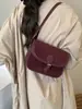 Bolsa transversal de nicho super popular para mulheres no outono e inverno de 2026, nova bolsa vintage de couro fosco sob o braço, bolsa de ombro tipo sela