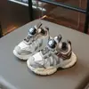 Zapatos de papá modernos y versátiles para niños, nuevo modelo primavera y otoño 2026 con botones de perilla, zapatillas de malla transpirable para niños y niñas