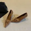 Salto Alto de Banquete Estilo Retro Francês 2026 Novo Modelo Salto Fino Vermelho Laço Raso Bico Fino Salto Médio Scarpins