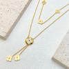 Collar elegante de doble capa de acero de titanio con hierba de la suerte de estilo japonés y coreano para mujer, chapado en oro de 18 quilates, cadena de clavícula de alta calidad a la moda.