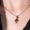 Popular Collar de Cadena para Clavícula con Bastón de Serpiente Negro Rubí y Dorado de Xiaohongshu 2024 Nuevo Retro Zodiaco Forma de Serpiente Exquisito
