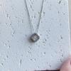 Collar de trébol de cuatro hojas con temperamento femenino, lleno de diamantes, hojas de la suerte, cadena de clavícula de acero inoxidable, ligero, de lujo, estilo pequeño, multiusos.