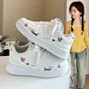 Tênis Brancos Infantis 2026 Primavera Novos Sapatos Casuais de Desenho Animado para Crianças, Tênis de Skate para Meninas, Tênis Esportivos Versáteis para Meninos Tendência