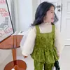 Conjunto de Três Peças Tendência Estilo Coreano para Meninas, Estilo Primavera e Outono para Crianças Pequenas, Camisa Boneca com Manga Bufante, Colete de Veludo e Conjunto de Calças
