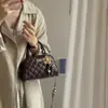 Bolso acolchado estilo Chanel para mujer, nuevo bolso de mano tipo bowling de tendencia primavera-verano 2026, adecuado para el trabajo y los desplazamientos, bolso de hombro y cruzado
