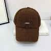 2025 Nuevo Gorro de Lana de Cordero para Mujer Moda Otoño e Invierno Versátil Gorra de Béisbol de Felpa Gruesa Caliente Gorra de Béisbol