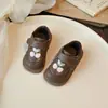 Sapatos de couro infantis para meninas, novo estilo primavera e outono, sapatilhas bordadas de sola macia para meninas, sapatos de performance para bebês, sapatos de couro