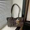 Versátil bolsa de mano de lunares de estilo coreano de nicho con bloques de color, nueva bolsa de hombro de gran capacidad de alta gama para mujer Otoño e Invierno 2026