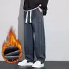 Calça jeans casual masculina com forro de fleece, estilo desgastado, moderna e versátil, perfeita para outono e inverno, valoriza o corpo e confortável, perna reta, corte solto, calça longa de perna larga