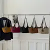 Bolso de mano informal de gamuza para mujer 2025 Otoño Nuevo estilo de gama alta estilo extranjero de un solo hombro accesible para la axila Bolso de mano de lujo
