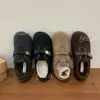 Zapatos de lana estilo coreano para mujer 2026 primavera y otoño zapatos cálidos de algodón zapatos peludos de suela plana para uso en exteriores en invierno, lindos y peculiares zapatos estilo Birkenstock