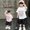 Conjunto de verano de manga corta para niños de marca moderna 2026 nuevo y elegante atuendo de dos piezas para niños, ropa de verano de moda para niños