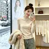 Camisa básica feminina de manga longa com gola alta e borda franzida, nova coleção primavera/outono 2026, canelada, cor sólida, top interno justo