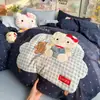 Juego de ropa de cama de cuatro piezas con apliques bordados de algodón 100% Clase A, sábana y funda de edredón de algodón puro lindas de dibujos animados de estilo ins, juego de tres piezas para dormitorio de estudiante