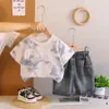Conjunto de Roupa de Verão para Meninos 2025 Conjunto de Duas Peças de Manga Curta com Letras em Inglês para Crianças de 1-2-3 Anos Roupa Infantil Atacado Tendência