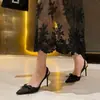 Sapatos de salto alto de renda com bico fino e estampa de leopardo estilo francês para mulheres, sandálias de salto agulha fechadas com laço vintage para o verão de 2026