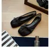 Zapatos de tacón grueso de corte bajo estilo mismo que el pie de cerdo de Mamá Uva para mujer, bailarinas de moda de corte bajo y tacón grueso, zapatos planos de corte bajo plisados y con punta dividida para mujer