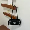 Design de nicho estilo coreano transfronteiriço, bolsa de ombro chique para mulheres, apresentando um design bordado fresco e artístico, adequada como bolsa de ombro ou bolsa de mão, também conhecida como bolsa baguette