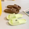 Novas pantufas femininas de EVA com listras de letras, macias para o verão, de banheiro, antiderrapantes, silenciosas, chinelos de casa para casal