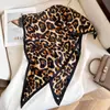 Pañuelo de Cabeza Retro Hot Girl para Mujer, Bufanda Triangular de Moda Primavera y Verano, Bufanda Decorativa Versátil de Seda Artificial, Pañuelo para el Cuello, Tendencia de Top Tubo