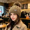 Chapéu de Lã com Forro de Fleece para o Inverno Chapéu de Tricô Espesso Quente do Nordeste Chapéu com Pom Pom Protetor de Orelha para Cabeça Grande Feminina Chapéu de Bola Branca