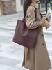 Bolso tote nuevo de gran capacidad para mujer 2026, con diseño de cuero estampado de lichi, un elegante bolso de hombro y un aspecto versátil de alta gama adecuado para el trabajo.
