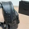 Nova Mochila da Marca m para Homens e Mulheres, Rebites Laterais, Mochila Escolar para Estudantes, Bolsa Pequena Versátil de Ombro Cruzado Tendência