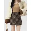 Falda de lana a cuadros grises para mujer, nuevo estilo otoño 2026, de cintura alta, corte A, adelgazante, bodycon corta para figuras petite