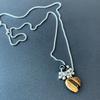 Sentido del Diseño Collar de Acero Titanio con Piedra Natural Ramillete de Uvas para Mujer Vintage Nicho Lujo Ligero Moda Versátil Cadena para el Cuello Cadena Clavicular