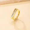 Anel de aço inoxidável para venda quente transfronteiriça, fundição com incrustação de anel quadrado de diamante, joias de aço titânio banhadas a ouro 18k de luxo leve para mulheres, fábrica atacadista