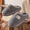 Nuevos pantuflas de algodón estilo 2026 para mujer, otoño e invierno, uso en interiores, antideslizantes, diseño simple, aptas para parejas, con diseño de punta cerrada, también disponibles para hombre