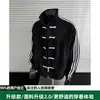 Moda de otoño: Chaqueta de hombre azul y blanca con retazos y tres rayas, cuello alto, estilo chino nuevo con cierres de botones, que irradia un ambiente sofisticado y elegante de traje Tang