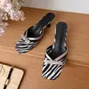 Sandalias de tacón alto para mujer con tacones finos, lazo y tira, color plateado, nuevo estilo verano 2026, estilo europeo y americano, zapatos de tacón alto con punta cuadrada