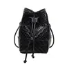 Bolso pequeño para mujer, modelo nuevo 2026, bolso tipo cubo tejido a mano, sensación de alta gama, bolso de hombro y cruzado, bolso para el día a día, disponible para venta al por mayor a partir de una pieza