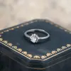 Anillo de Diamante de Fila Única con Engaste de Cuatro Garras de Plata de Ley s925 Diamante Completo Nicho Retro Simple Lujo Ligero Anillo de Dedo Versátil Venta Directa de Fábrica