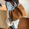 Nova bolsa tote versátil, grande capacidade, estilo casual, superfície macia, estampa de leopardo, coleção 2026, bolsa de ombro feminina em camurça para o dia a dia