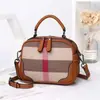 Bolso cuadrado pequeño de moda de alta gama para mujer, modelo nuevo de moda 2026, bolso cruzado de piel de vaca de lujo ligero con estampado a cuadros, estilo elegante para madres